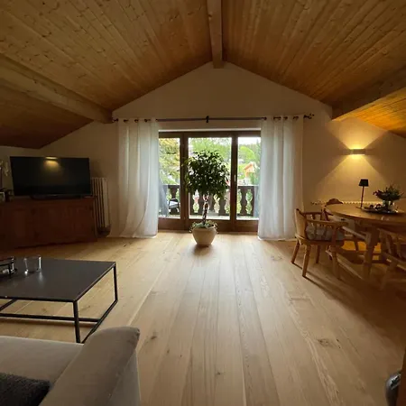 Haus Hochland - Grosszuegige Alpenwohnung Im Dachgeschoss 아파트 *