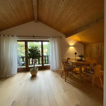 아파트 Haus Hochland - Grosszuegige Alpenwohnung Im Dachgeschoss *