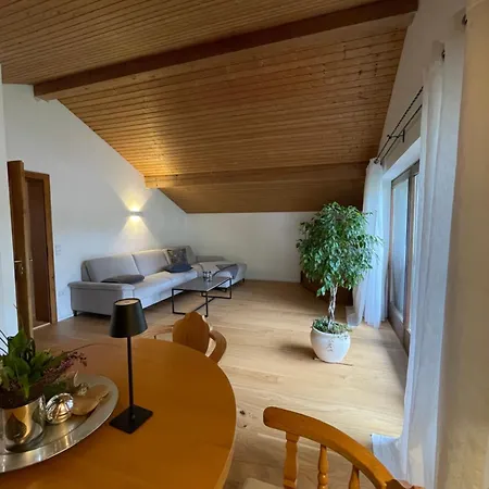 Haus Hochland - Grosszuegige Alpenwohnung Im Dachgeschoss 아파트 *